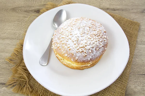 Beignet Sur Une Assiette Blanche — Photo