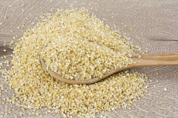 Bulgur Colher Madeira Fundo Madeira — Fotografia de Stock