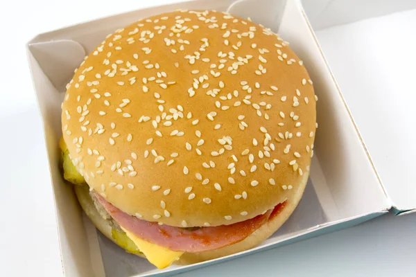 Smaczny Cheeseburger Papierowym Pudełku Odizolowany Białym Tle — Zdjęcie stockowe