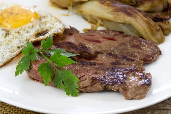 Geschmortes Endivienei Und Steak — Stockfoto