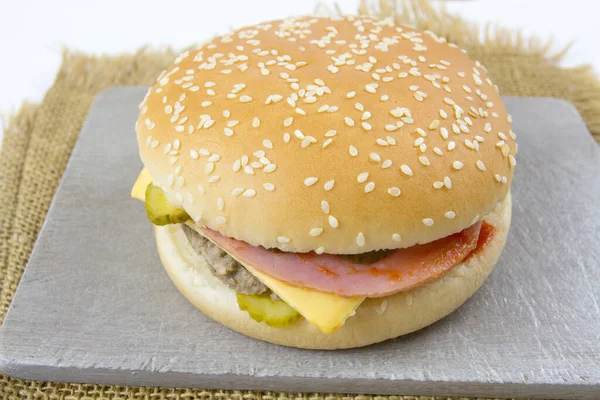 Nahaufnahme Eines Cheeseburgers — Stockfoto