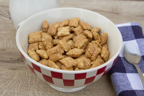 Kahvaltı için mısır gevreği ve süt.