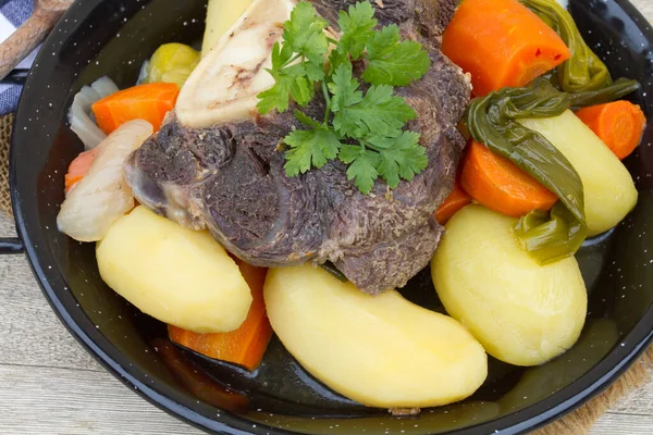 Plat Pot Feu Avec Bœuf Sur Une Table — Photo