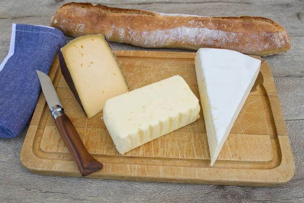 Verschillende Soorten Kaas Een Houten Plank — Stockfoto