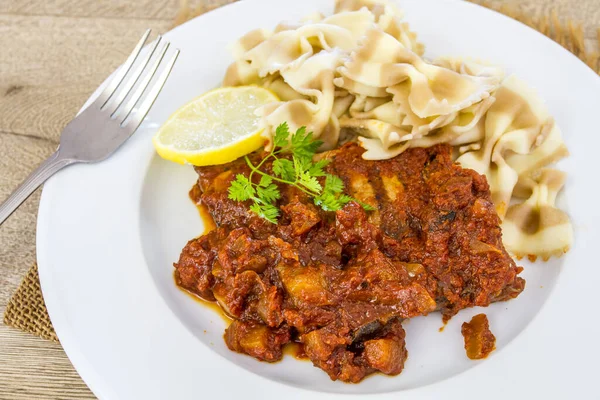 Farfalle Makarna Domates Soslu Ton Balığı Biftek Sebze — Stok fotoğraf