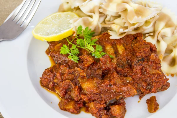 Farfalle Tészta Tonhal Steak Paradicsomszósszal Zöldségekkel — Stock Fotó