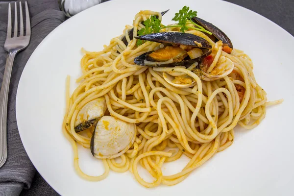 Tabakta deniz mahsulleri olan spagetti.