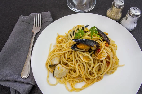 Tabakta deniz mahsulleri olan spagetti.