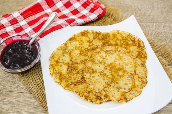 Pfannkuchen Mit Marmelade Und Soße Auf Einem Teller — Stockfoto
