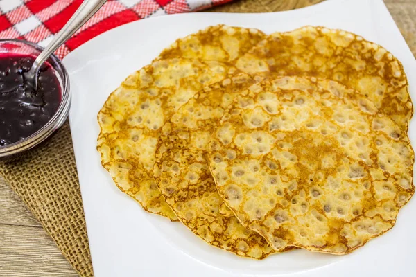 Pfannkuchen Mit Marmelade Und Soße Auf Einem Teller — Stockfoto