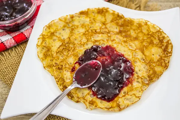 Pfannkuchen Mit Marmelade Und Soße Auf Einem Teller — Stockfoto