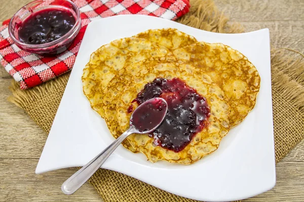 Pfannkuchen Mit Marmelade Und Soße Auf Einem Teller — Stockfoto