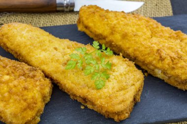 Ekmek kırıntılarında kızarmış balık. 