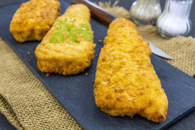 Ekmek kırıntılarında kızarmış balık. 