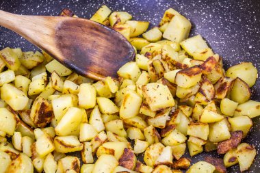 Kızartma tavasında patates kızartması. 