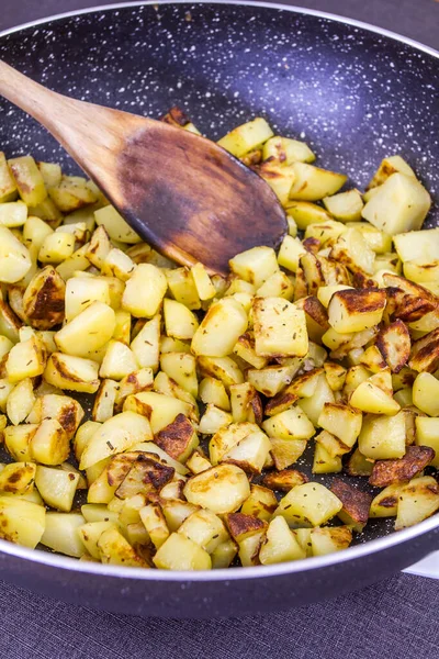 油锅里的哈希 油炸土豆 — 图库照片