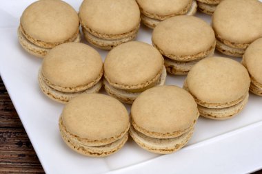 Kaz ciğeri ile bir tabak kurabiye.