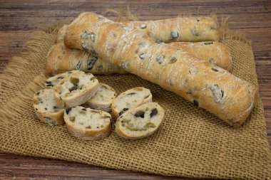 Ahşap masada taze pişmiş ekmek. Lezzetli zeytinli çörekler