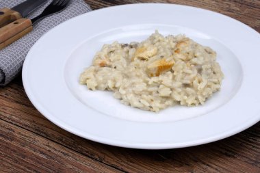 Bir tabak tavuk ve mantarlı pilav.