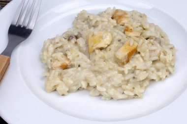 Bir tabak tavuk ve mantarlı pilav.