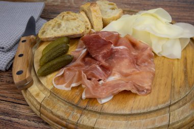 Kuru jambon ve peynir tabağı.
