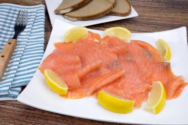 Limonlu füme somon dilimleri.