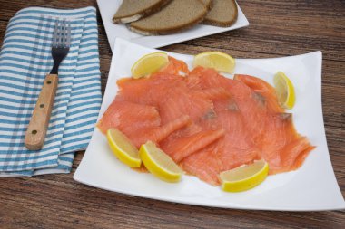 Limonlu füme somon dilimleri.