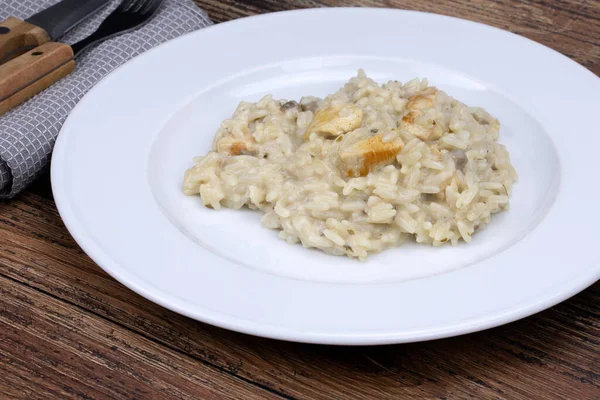 Bir tabak tavuk ve mantarlı pilav.