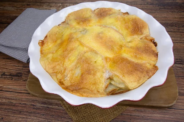 Plat Gratin Pommes Terre Sur Une Table Bois — Photo