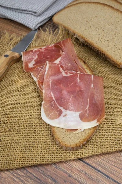 Tranche Sèche Jambon Sur Une Table Bois — Photo