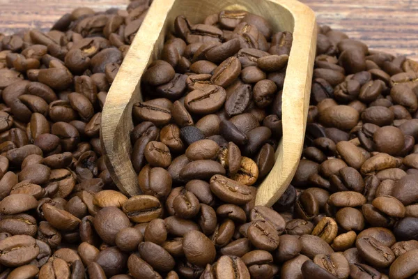 Granos Café Una Cucharada Madera Sobre Fondo Madera — Foto de Stock