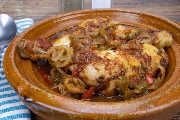 Hühnerkeulen Mit Zwiebeln Und Paprika Gekocht — Stockfoto