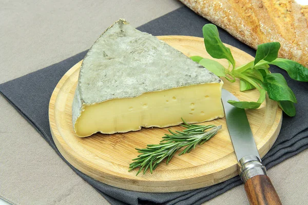 Käse Mit Rosmarin Und Thymian Auf Holzbrett — Stockfoto