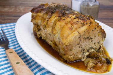 Beyaz tabakta doldurulmuş domuz eti