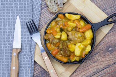 Sebze ve yeşil biberle pişirilmiş ördek 