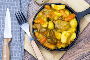 Sebze ve yeşil biberle pişirilmiş ördek 