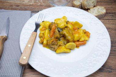 Sebze ve yeşil biberle pişirilmiş ördek 