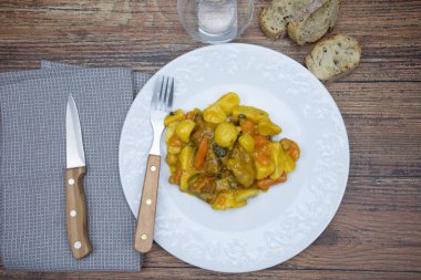 Sebze ve yeşil biberle pişirilmiş ördek 