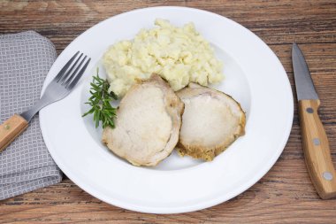 Bir tabak kızarmış domuz püresi ve Kudüs enginarı.