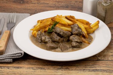 Biber soslu yaban domuzu güveci.