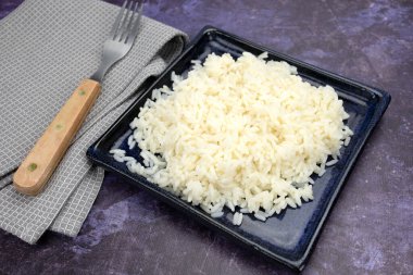 Masada pişmiş beyaz pirinç tabağı.