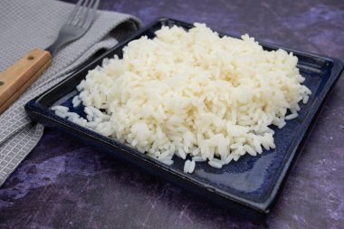 Tahta kasede pirinç.