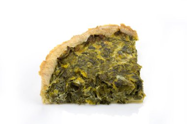 Beyaz arkaplanda izole edilmiş pırasalı turta dilimi