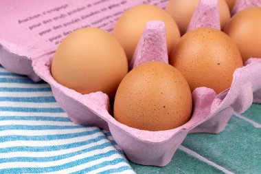 Kutuda çiğ yumurta.