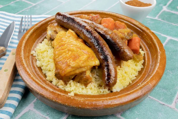 Couscous Mit Gemüse Huhn Und Merguez — Stockfoto