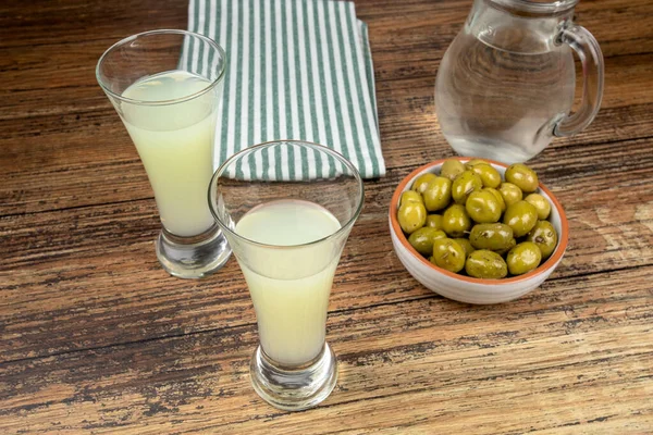 Tahta masada bir bardak Pastis.
