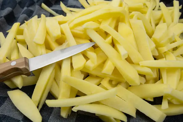 Coltello Patatine Fresche Crude Tagliere Patate Affettate — Foto Stock