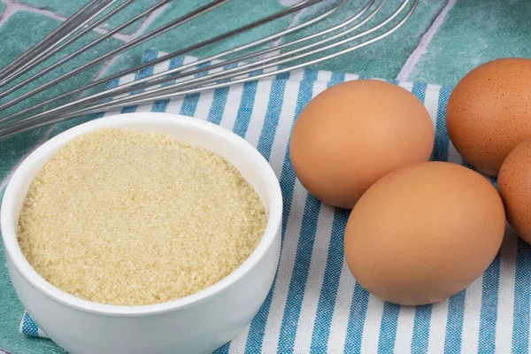 Oeufs Cassonade Fouetter Sur Une Table Cuisine — Photo