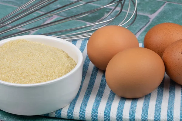 Oeufs Cassonade Fouetter Sur Une Table Cuisine — Photo