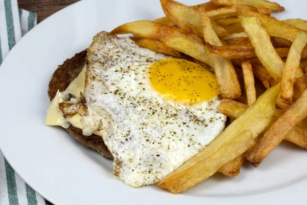 Gebakken Eieren Met Biefstuk Paard Frietjes Een Bord — Stockfoto